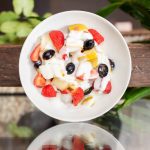 Fruta fresca con yogur