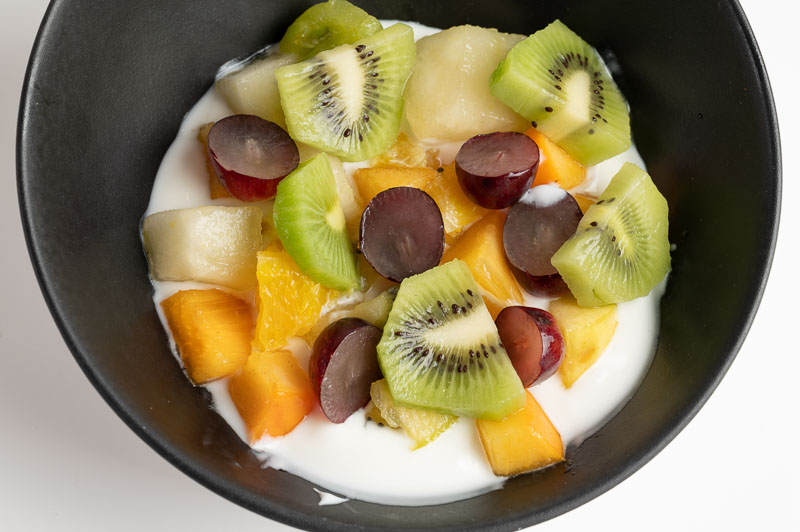 Bowl de fruta con yogurt